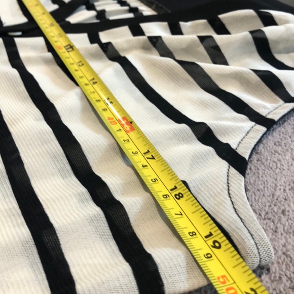 THE LIMITED BLK/WHITE STRIPED 1/2 BUTTONED SLEEVELESS BLOUSE SIZE M - Picture 7 of 9